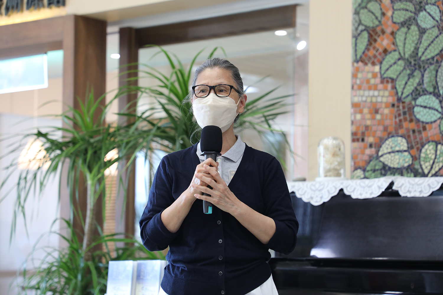 首梯即參與標準化病人的常住志工楊芳嬌,現今仍承擔聯繫窗口。