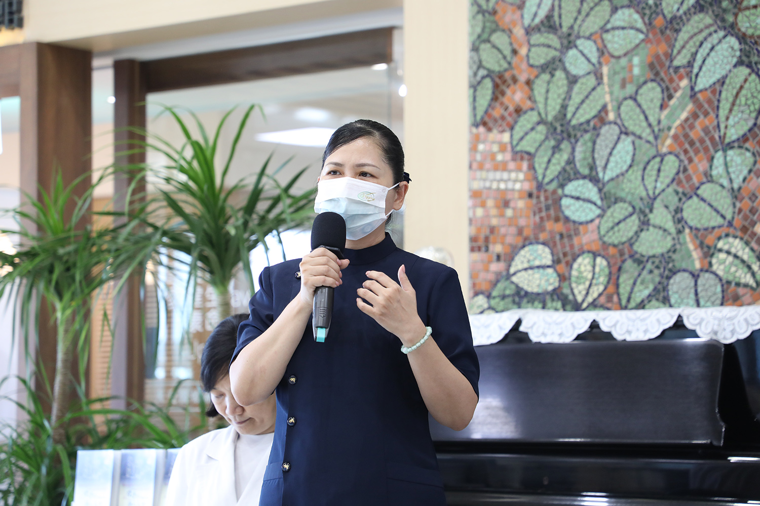 標準化病人志工沈思彤認為投入標準化病人至今,收穫最多的是她自己,最大的希望就是每個學生在臨床上都能發揮良能,好好照護病人。
