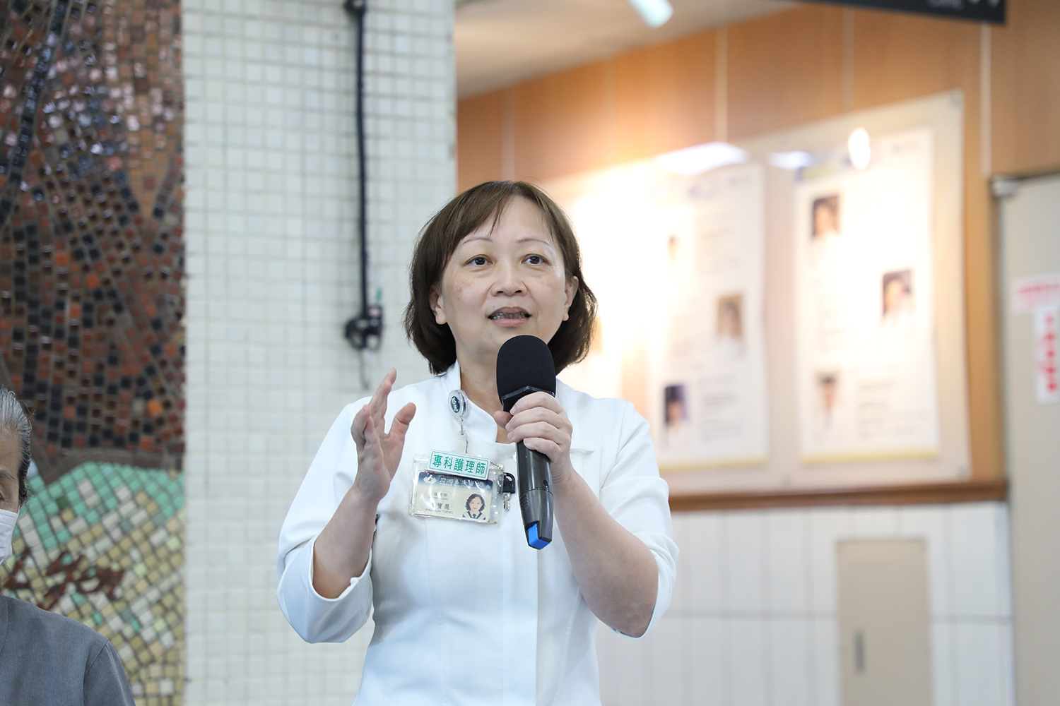 標準化病人中心主任曾寶慧介紹新書《以標準化病人為師Honoring the Story of Standardized Patient》的特色。