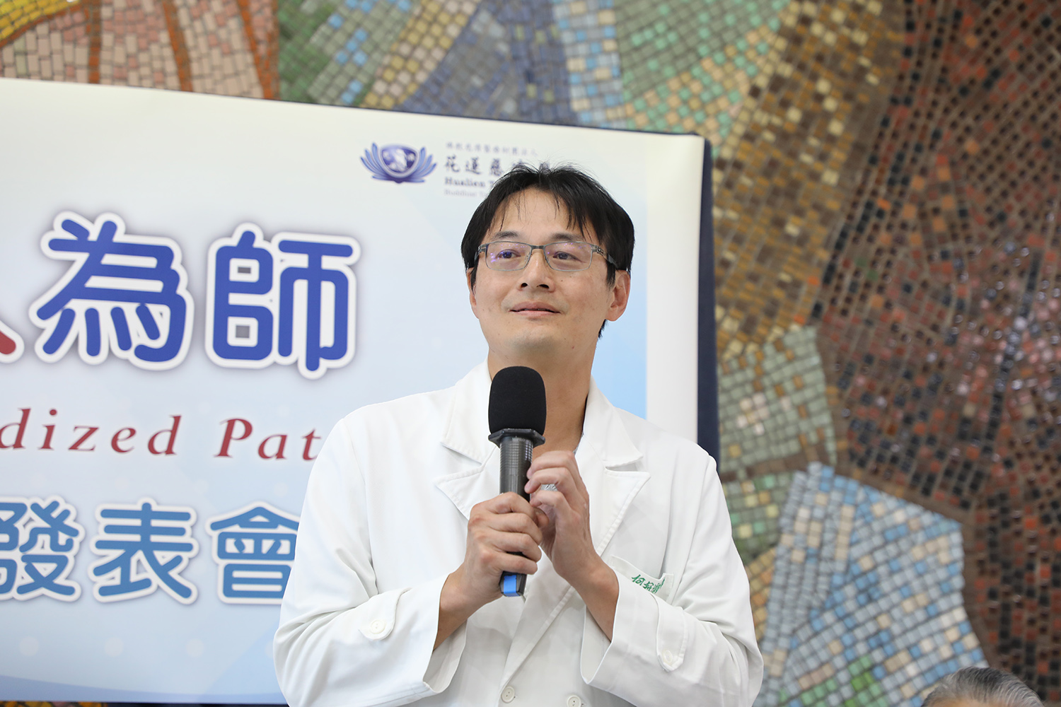 教學部大體手術教學中心主任何冠進到場除了感恩標準化病人良語良師,也感恩捐贈大體的無語良師。