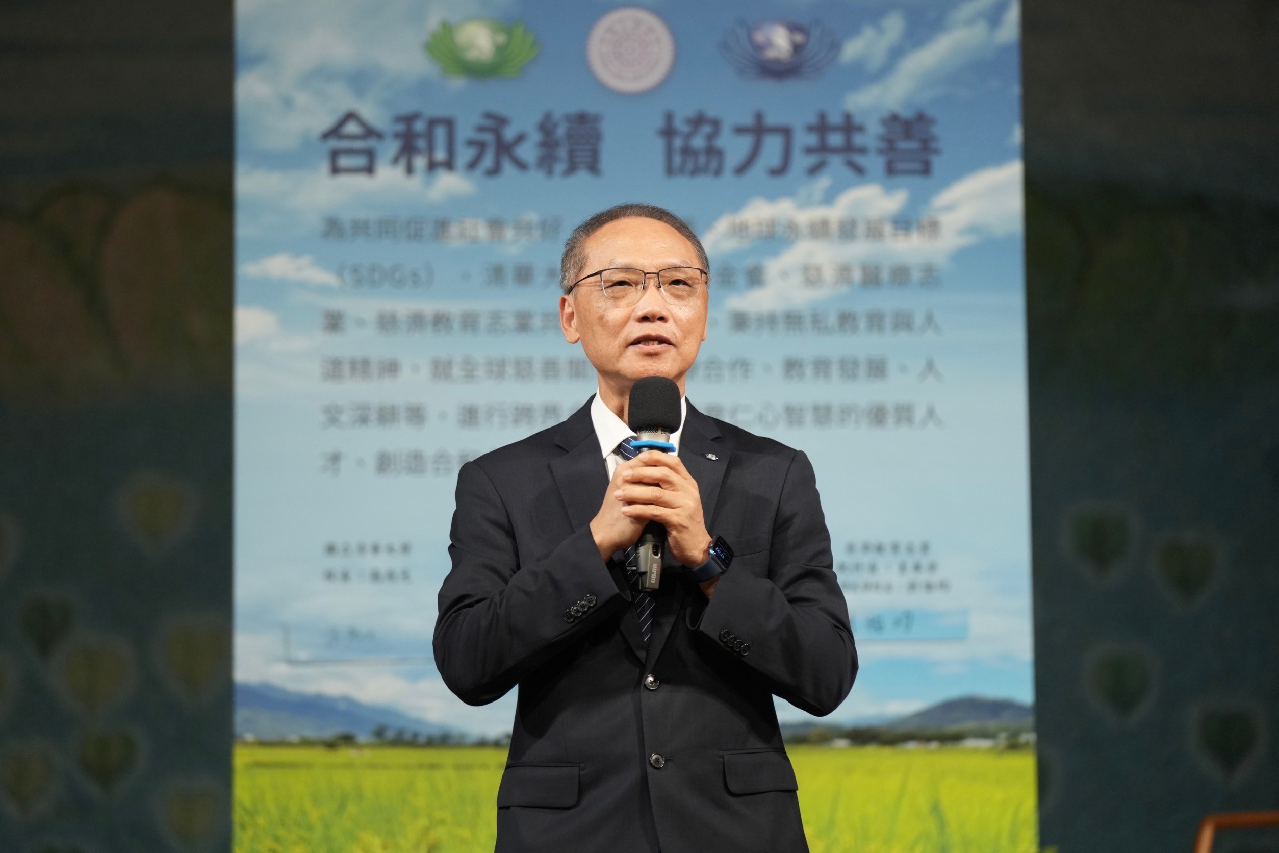 慈濟慈善事業基金會執行長顏博文是清華校友,本身也是科技人,在半導體業服務30多年。