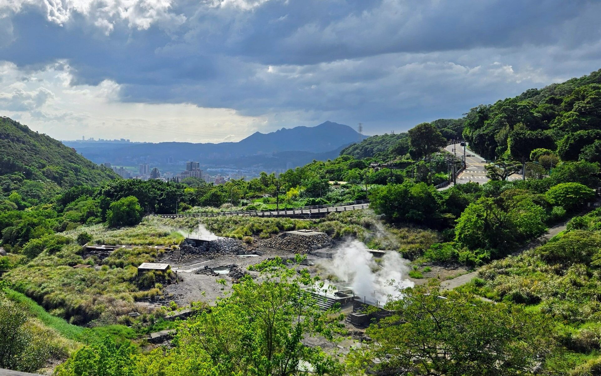 悠遊泉源硫磺谷仙境 地熱與瀑布景觀之旅