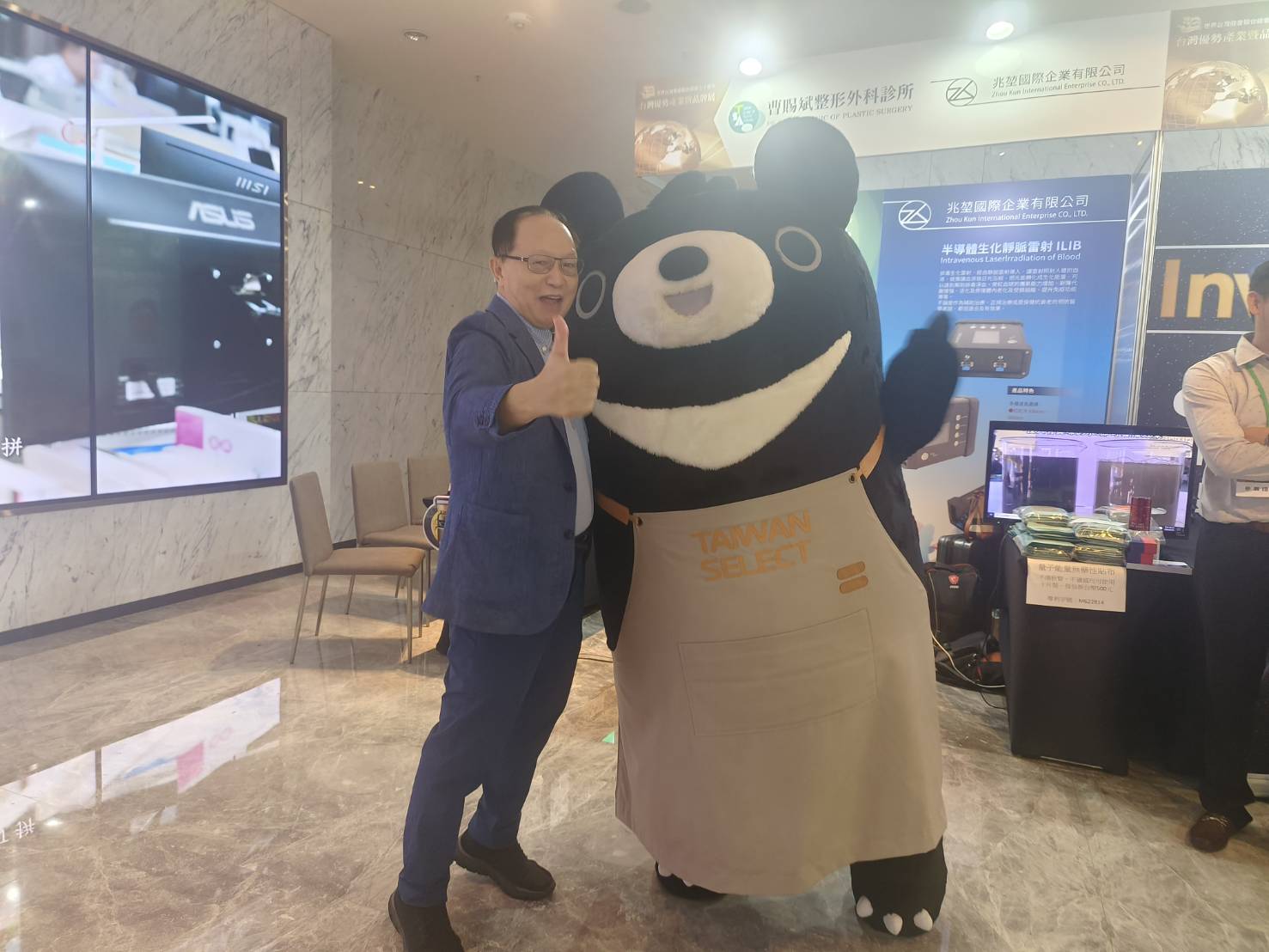 曹賜斌整形外科參加台商世總三十週年慶台灣優勢產業暨品牌展   一鳴驚人