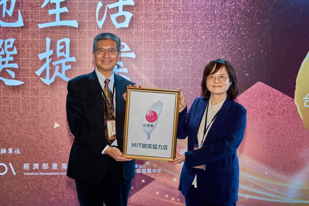 左:潤泰創新股份有限公司-張文仁副總經理、右:經濟部產業發展署-李佳峯組長。