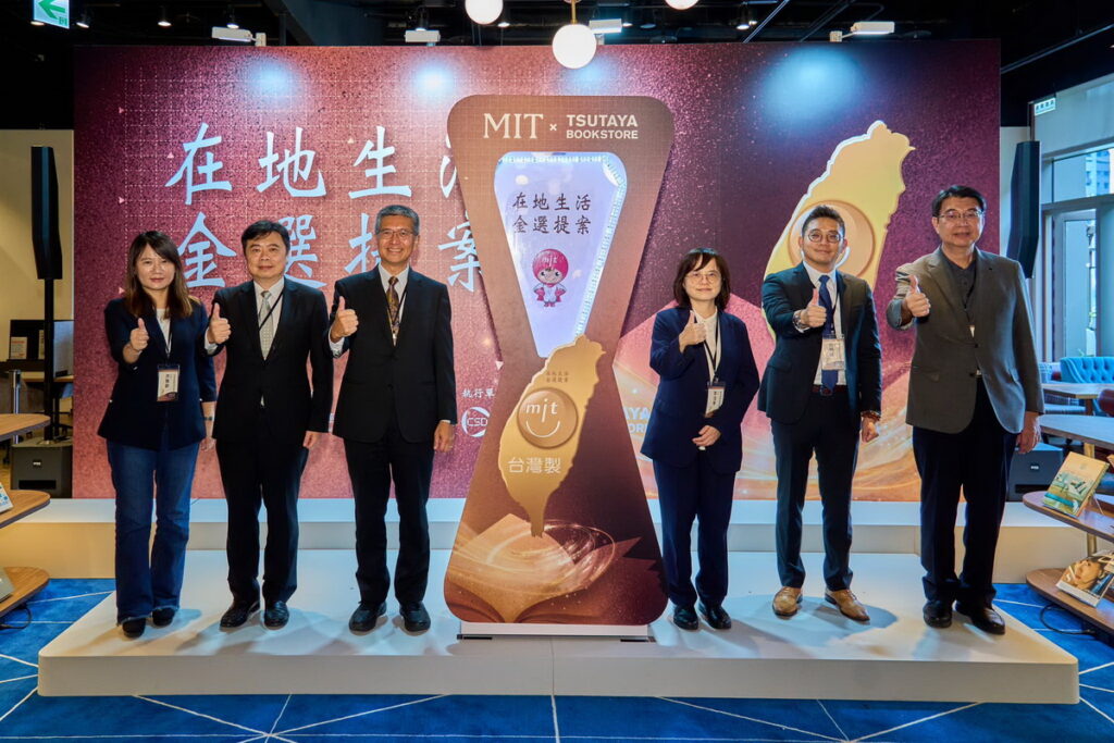 左一:台灣連鎖暨加盟協會-洪雅齡秘書長、左二:中華民國全國商業總會-劉守仁秘書長、左三:潤泰建設股份有限公司-張文仁副總經理、右一:財團法人中衛發展中心-林進財總經理、右二:中華民國全國工業總會-何明原理事、右三:經濟部產業發展署-李佳峯組長。