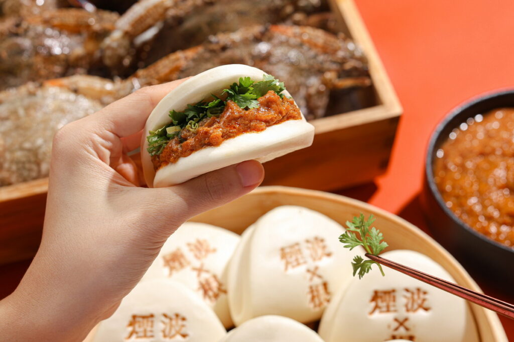 「蟹黃堡」將秘製南洋醬製成的餡料,鋪墊於迷你刈包,依序添入香菜、蔥花和黑麻油,精彩呈現跨地域、跨文化的新滋味(圖/煙波國際觀光集團)