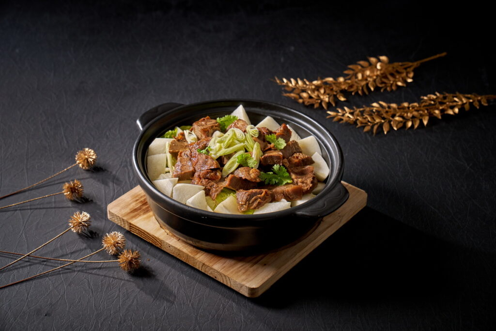 砂鍋牛肉的鮮香濃郁,選用上等的牛肉與各類香料慢火熬煮,令其醇厚的湯汁滲透進每一絲肉質中