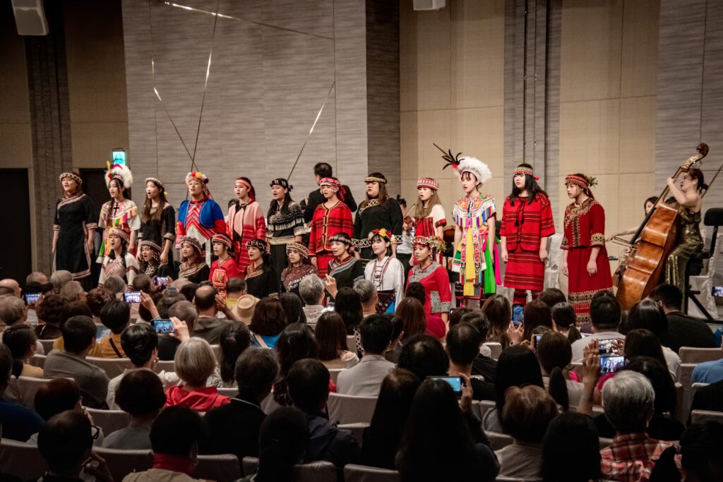 演出以「原聲國際學院合唱團」清澈而充滿力量的嗓音開場，用阿卡貝拉的方式呈現古調詩歌《Kuzakuana》。(圖-滬尾藝文休閒園區提供)