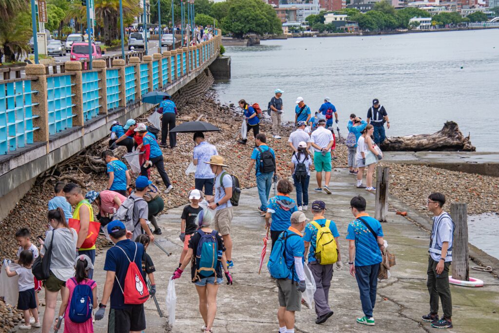 逾600人前來共襄盛舉，一起進行守「滬」淡水河，為環境「淨」一份心力淨灘活動。(圖-滬尾藝文休閒園區提供)