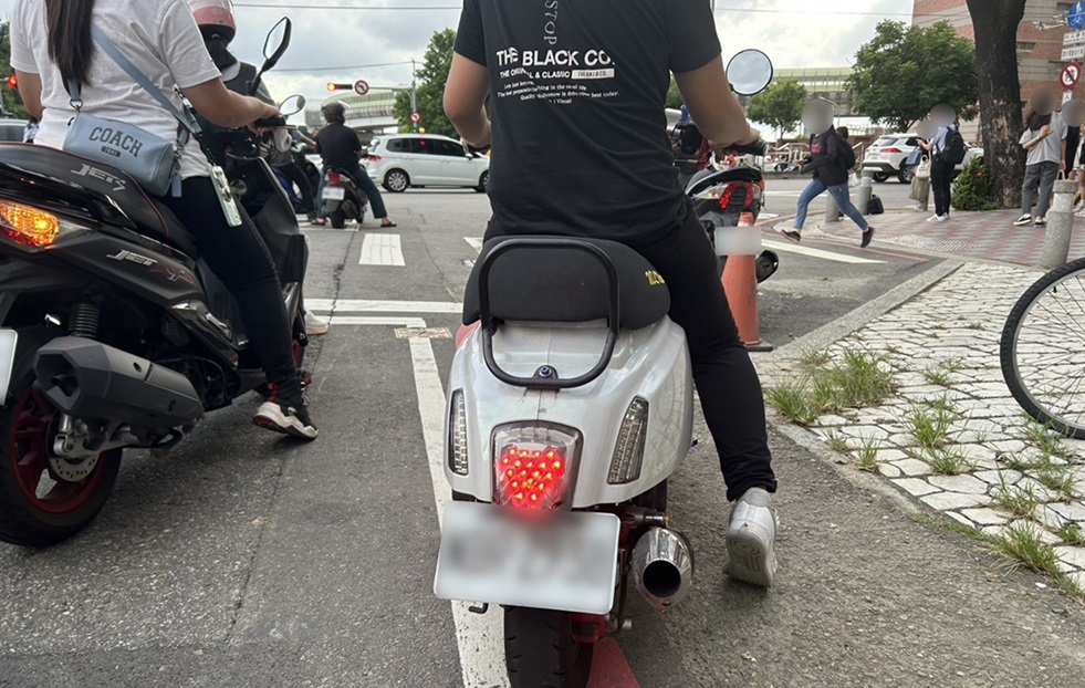 ▲圖說:男子騎著排氣管違規改裝噪音重機呼嘯街頭,遭員警當街攔查 (圖/台中市政府 提供)