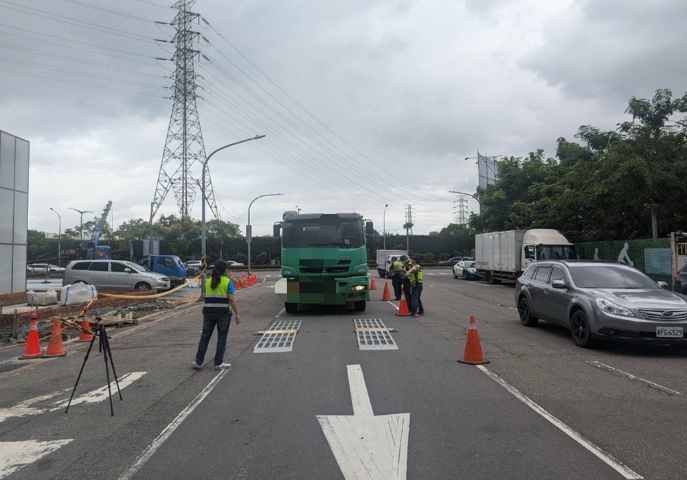 積極取締大型車輛違規 中和警強力維護行的安全 207 248240927a03