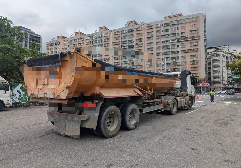 積極取締大型車輛違規 中和警強力維護行的安全 208 248240927a04