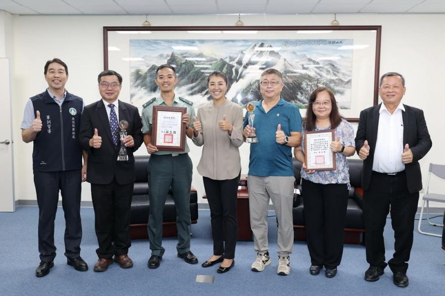 許淑華接見全民國防教育  傑出貢獻獲獎人員