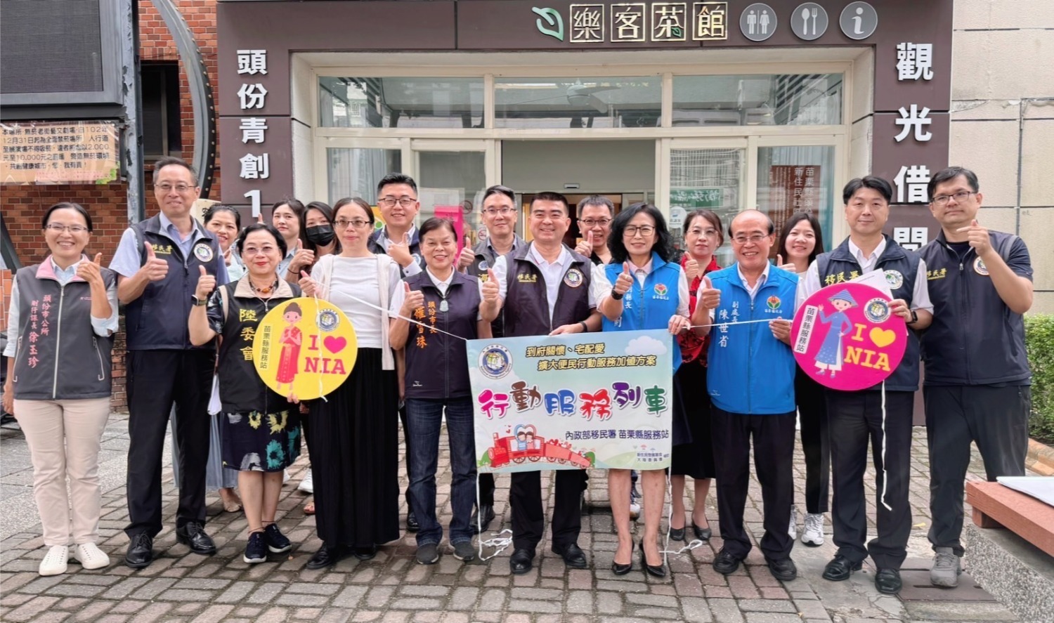 移民署林宏恩副署長(前排中)偕同陸委會李佩儒組長、海基會陳穎慶科長拜會頭份市新住民社區服務據點。(圖/移民署苗栗縣服務站提供)