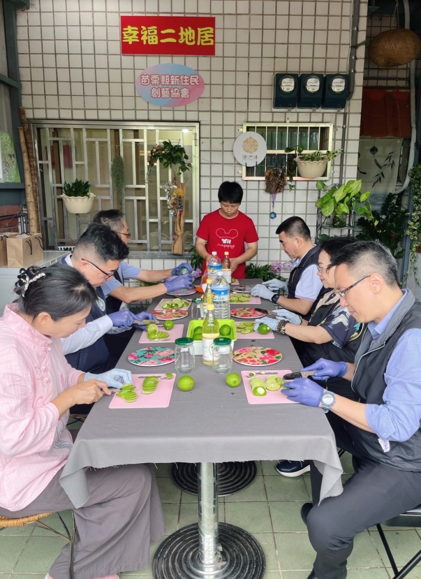 林芬女士教大家製作無毒檸檬水果酵素飲。(圖/移民署苗栗縣服務站提供)