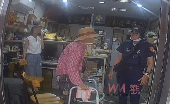 北港暖警熱心服務 護送行動不便老婦返家