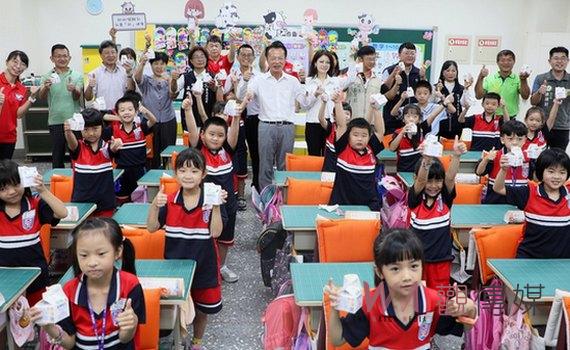 翁章梁縣長視察「班班喝鮮乳」 關心學童身體健康