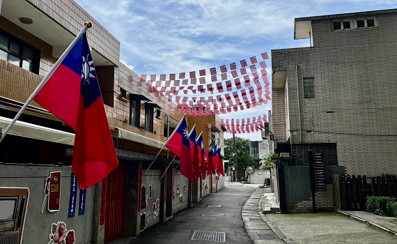 新北國慶升旗典禮 高國輝、南山小將領唱國歌