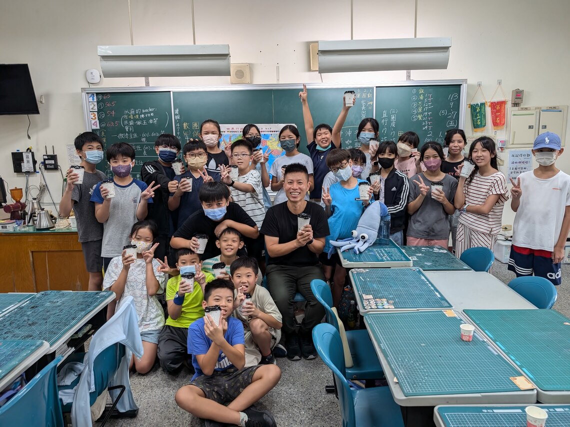 漾新聞|內惟國小教師節學生沖泡咖啡敬師