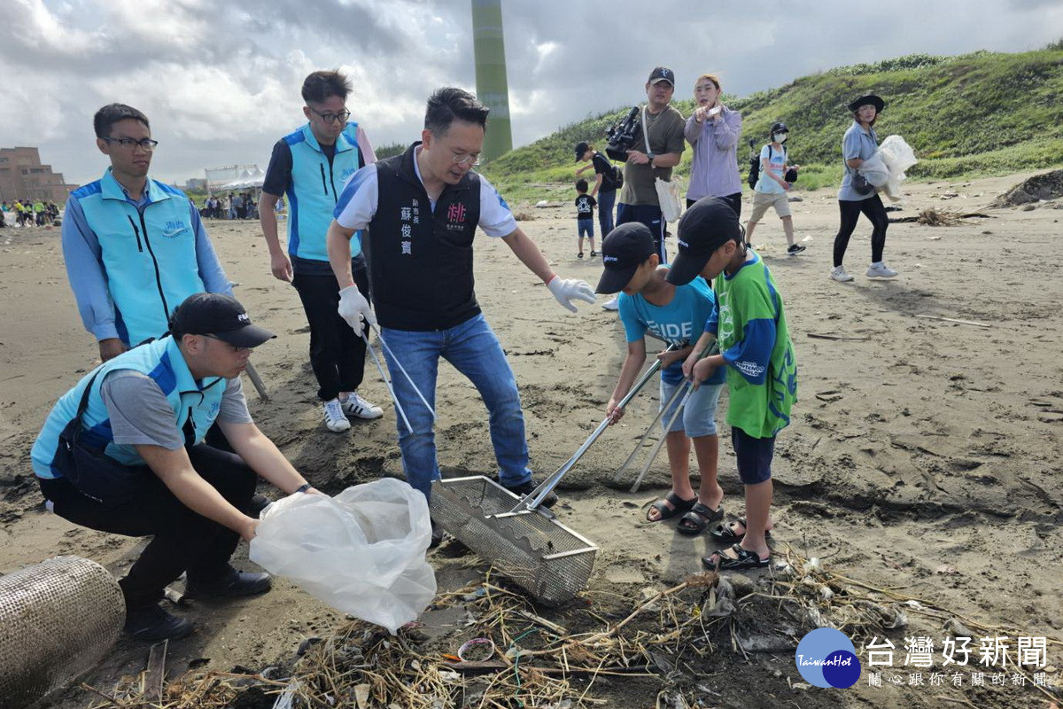 桃園市副市長蘇俊賓和大家一起動手淨灘。<br /><br />