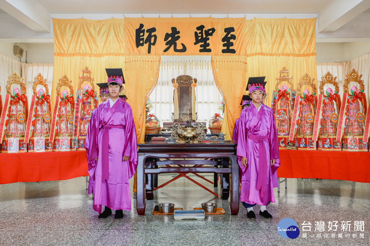 嘉義縣各界今天清晨在新港鄉文昌國小舉行孔子2574週年誕辰釋奠典禮／嘉義縣府提供