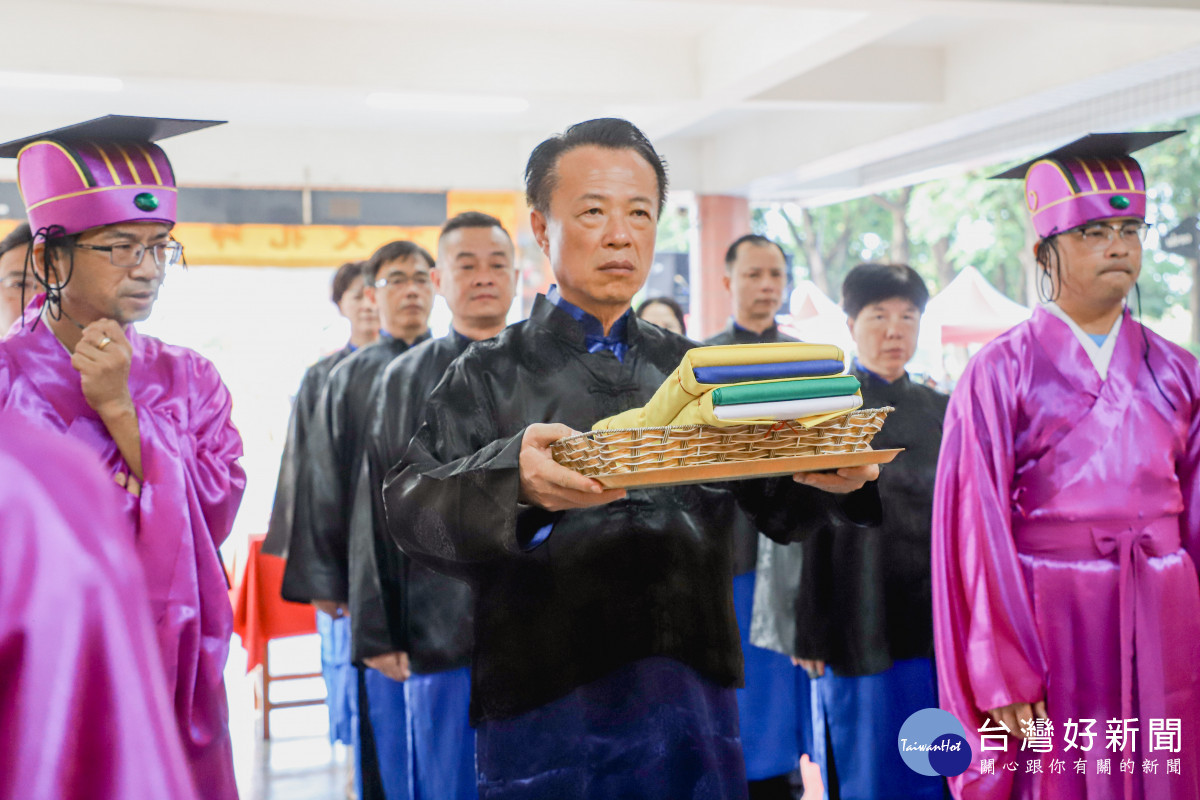 嘉義縣祭孔大典由縣長翁章梁擔任正獻官,各界代表為陪祭官/嘉義縣府提供