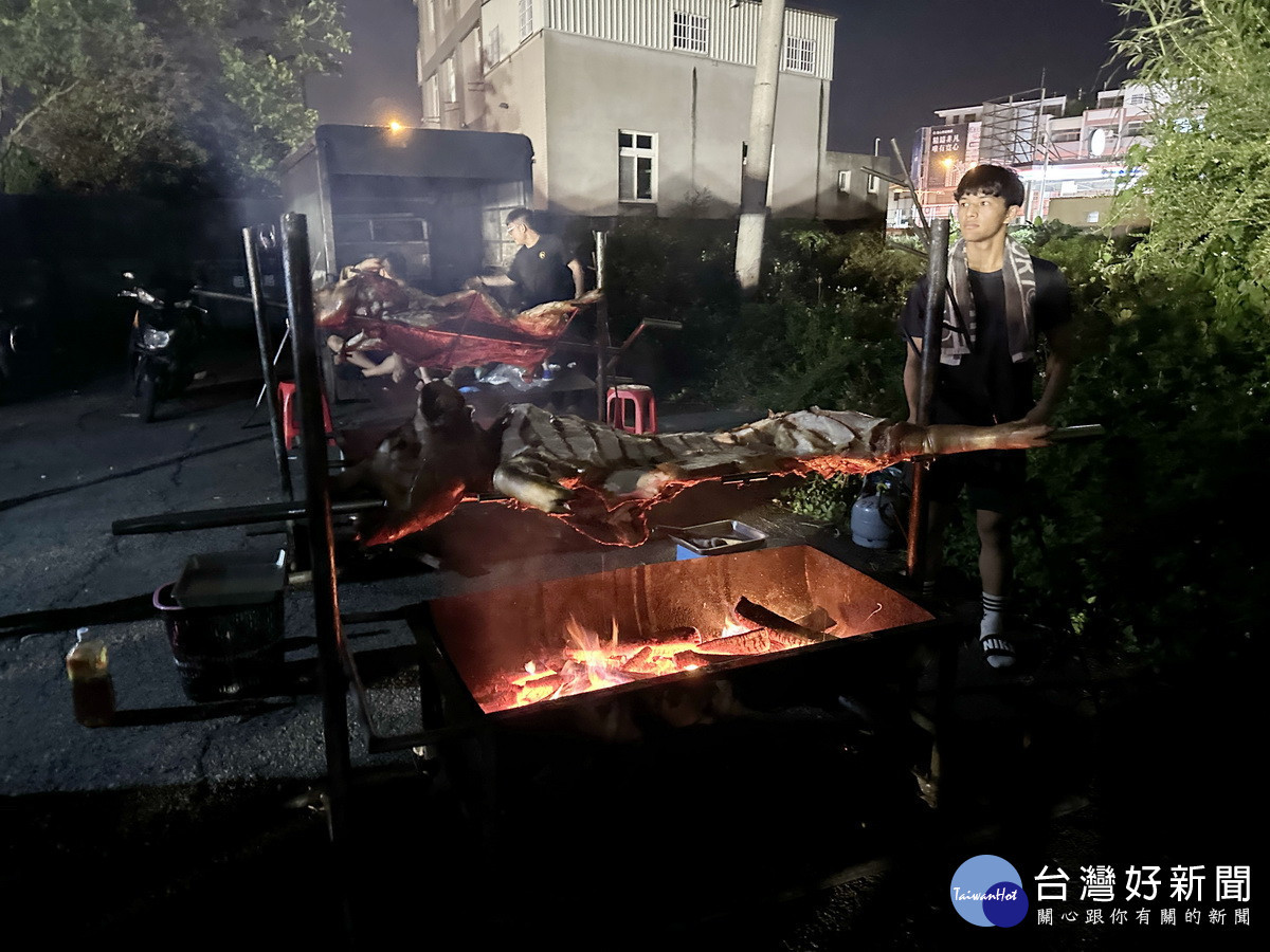 豬到不烤怎麼行,現場兩頭烤大豬請市民分享。(記者扶小萍攝)