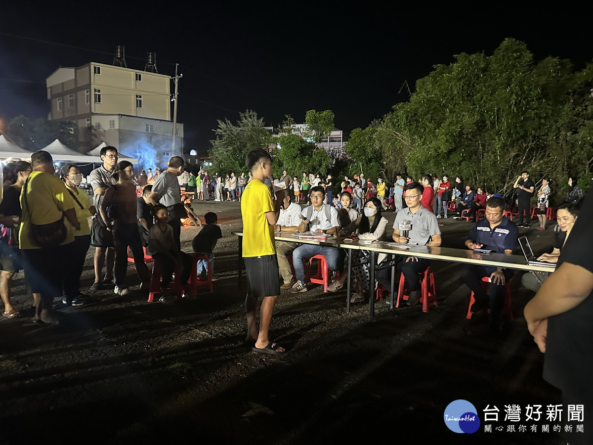 這位同學建議強化雙語教學讓學生開口說英語。(記者扶小萍攝)