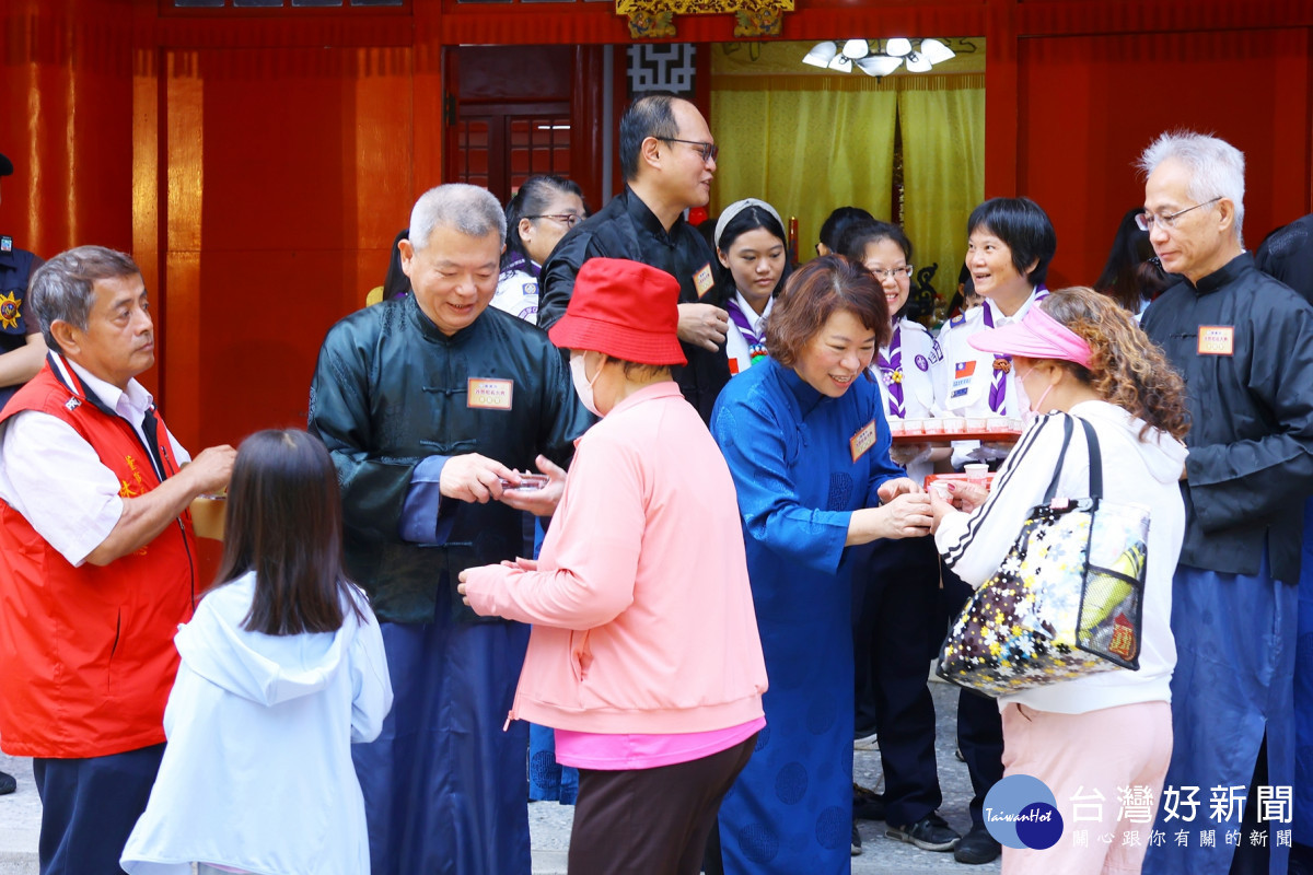 嘉義市長黃敏惠於典禮結束後,準備智慧糕(太牢)及智慧筆,分送現場參與的同學及民眾/嘉義市府提供