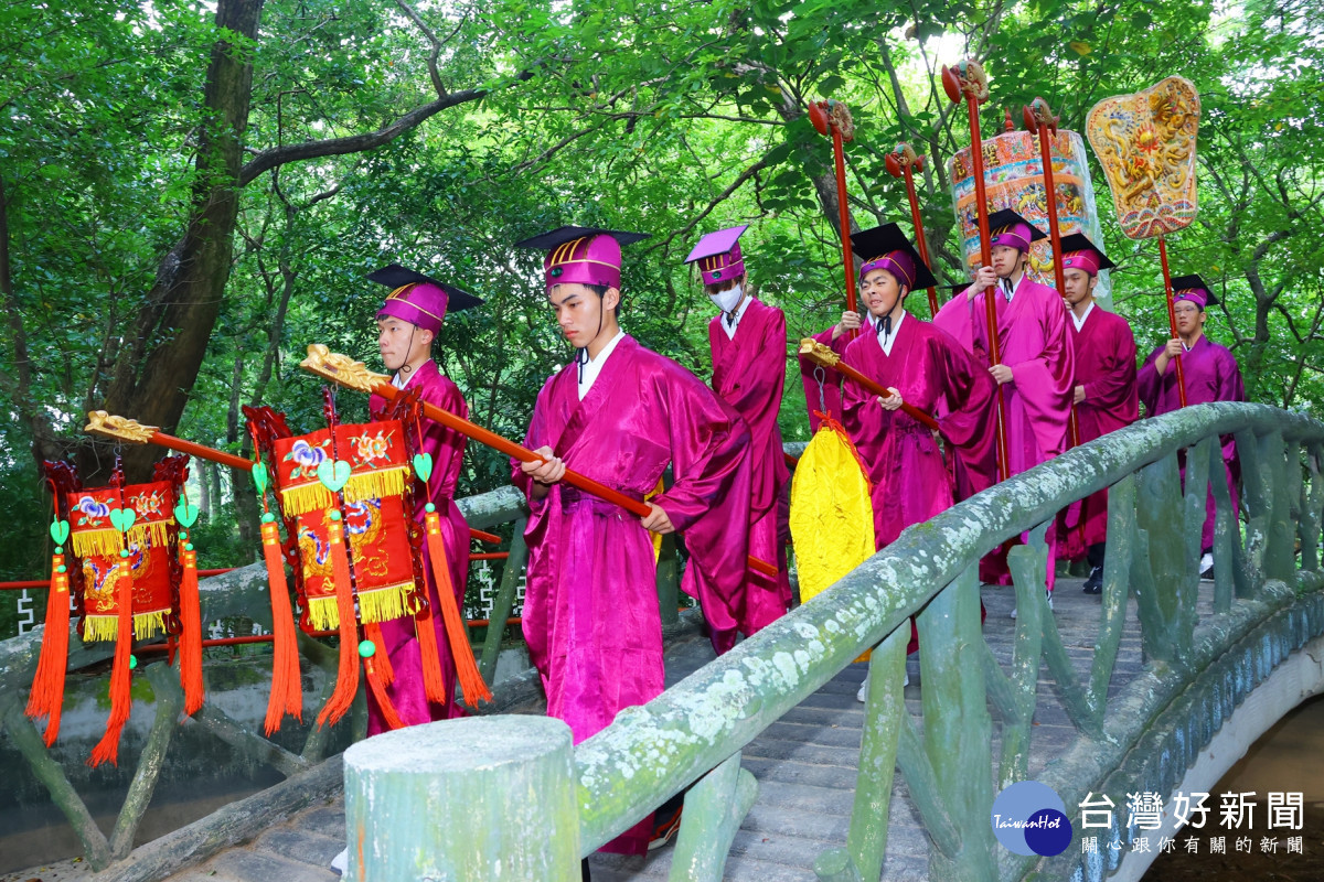 祭孔典禮著古裝、循古禮,莊嚴隆重/嘉義市府提供