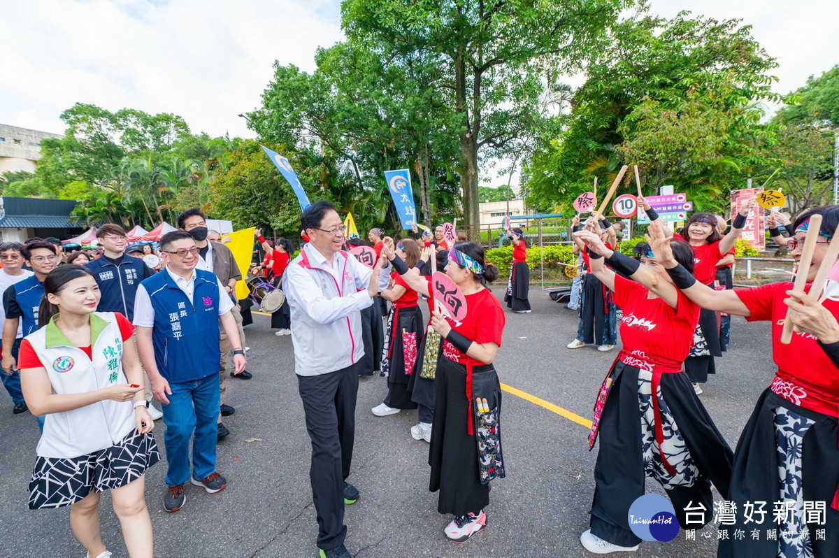 桃園市長張善政出席「龜山在地藝文踩街活動」。<br /><br /> 