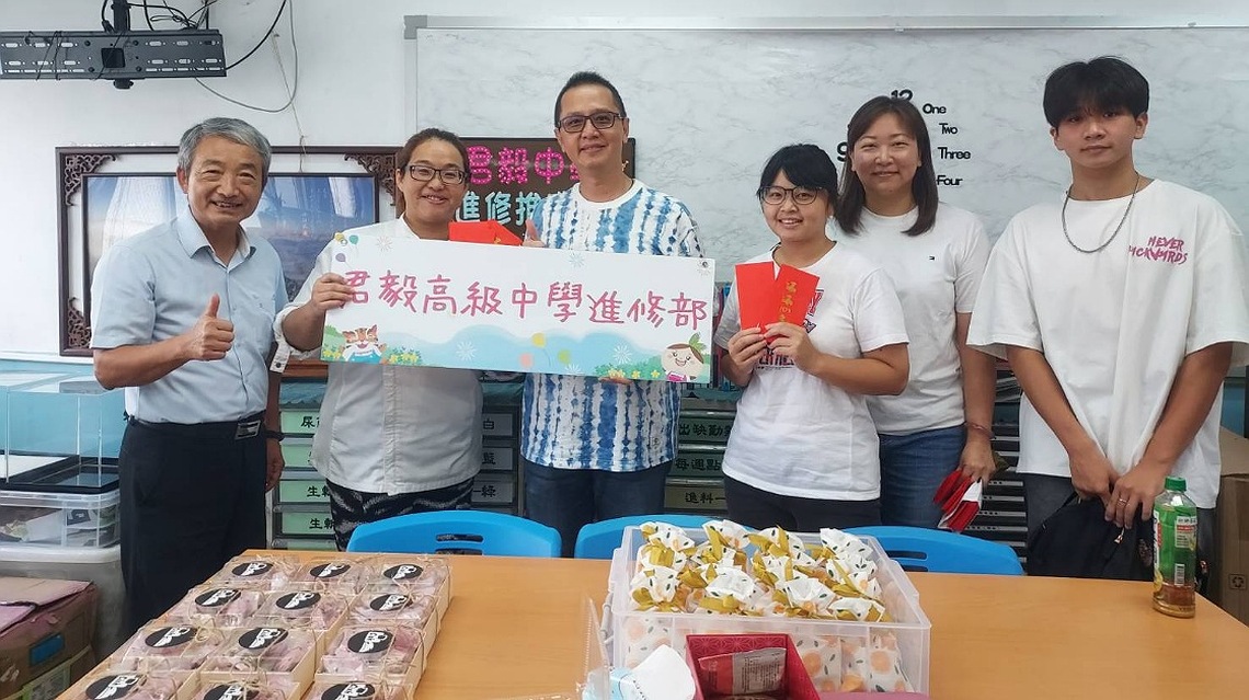 慶祝教師節       苗栗君毅中學家長會長一天3次獻心意