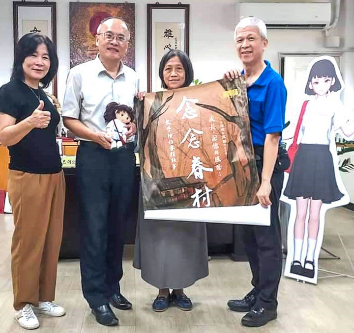 ▲《念念眷村:文學裡的眷村故事》高雄特映會,導演黃玉珊(右二)邀請雄女校長鄭文儀(左二)出席特映會,左一是知名作家凌煙。(圖/凌煙提供)