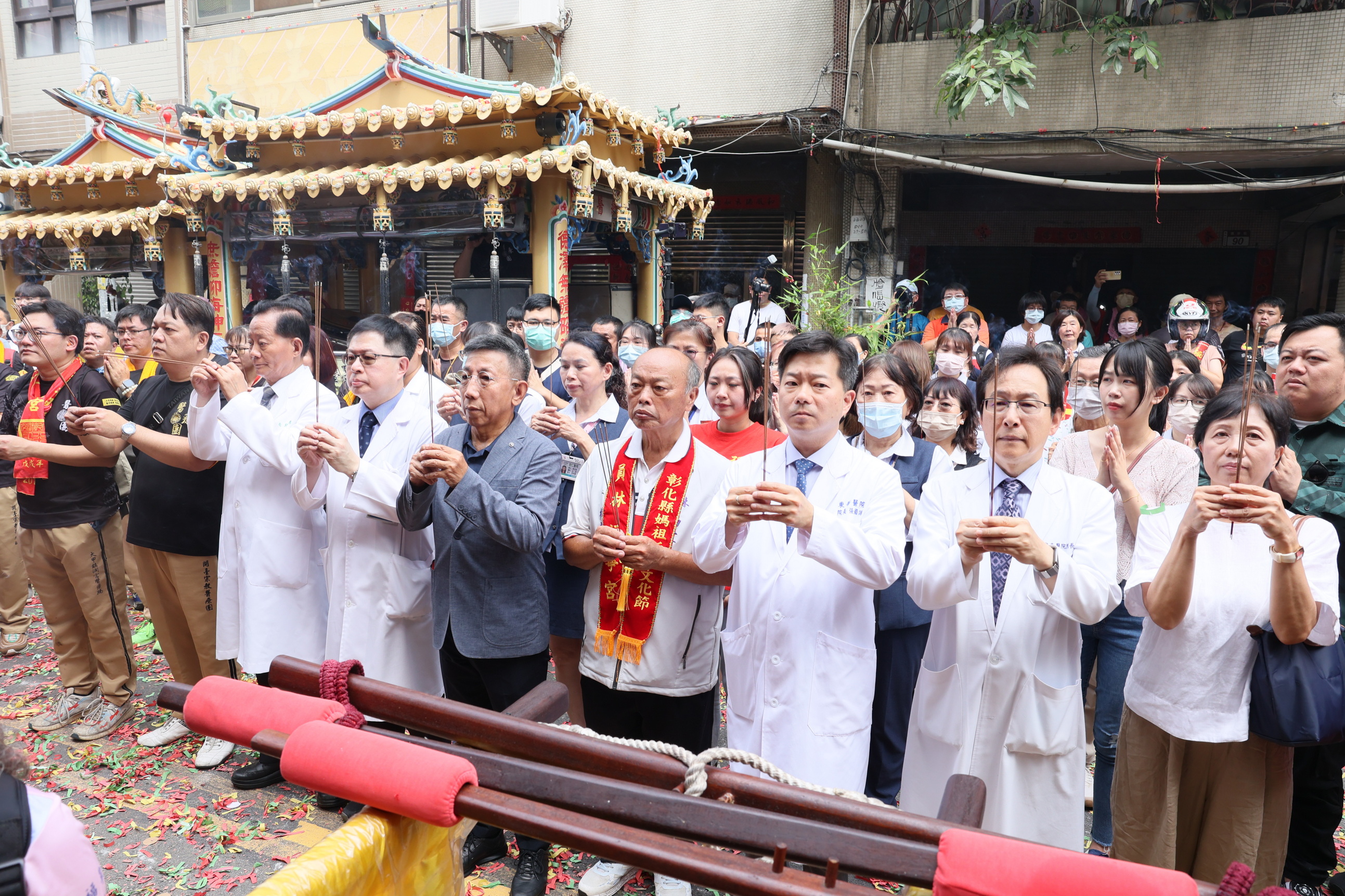 ▲2024彰化媽祖祈福文化節在員林市進行遶境活動,宏仁醫院在醫院門口設置紅壇由醫療媽接駕會香,讓醫護人員和病患,能夠就近祈求媽祖庇佑。(宏仁醫院提供)