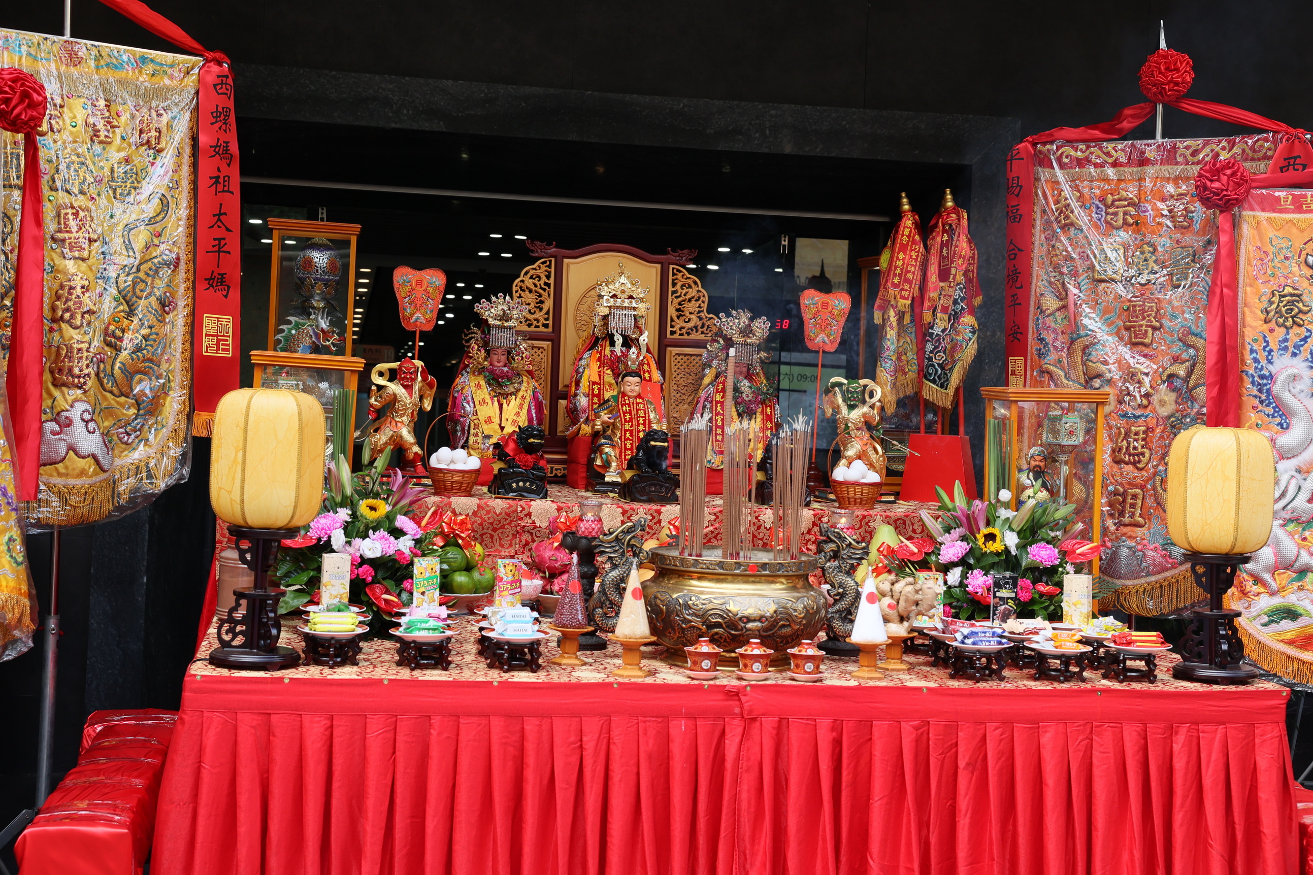 ▲2024彰化媽祖祈福文化節在員林市進行遶境活動，宏仁醫院在醫院門口設置紅壇由醫療媽接駕會香，讓醫護人員和病患，能夠就近祈求媽祖庇佑。（宏仁醫院提供）