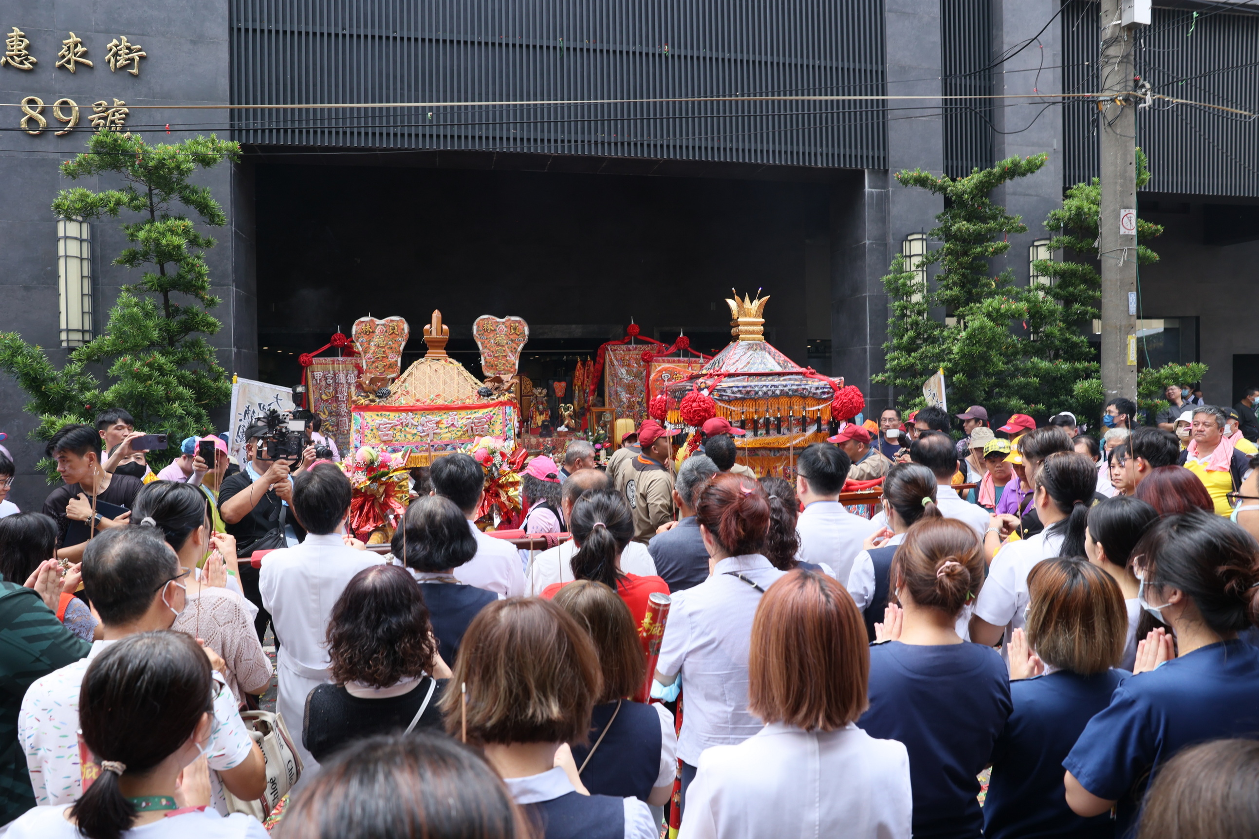 ▲2024彰化媽祖祈福文化節在員林市進行遶境活動，宏仁醫院在醫院門口設置紅壇由醫療媽接駕會香，讓醫護人員和病患，能夠就近祈求媽祖庇佑。（宏仁醫院提供）