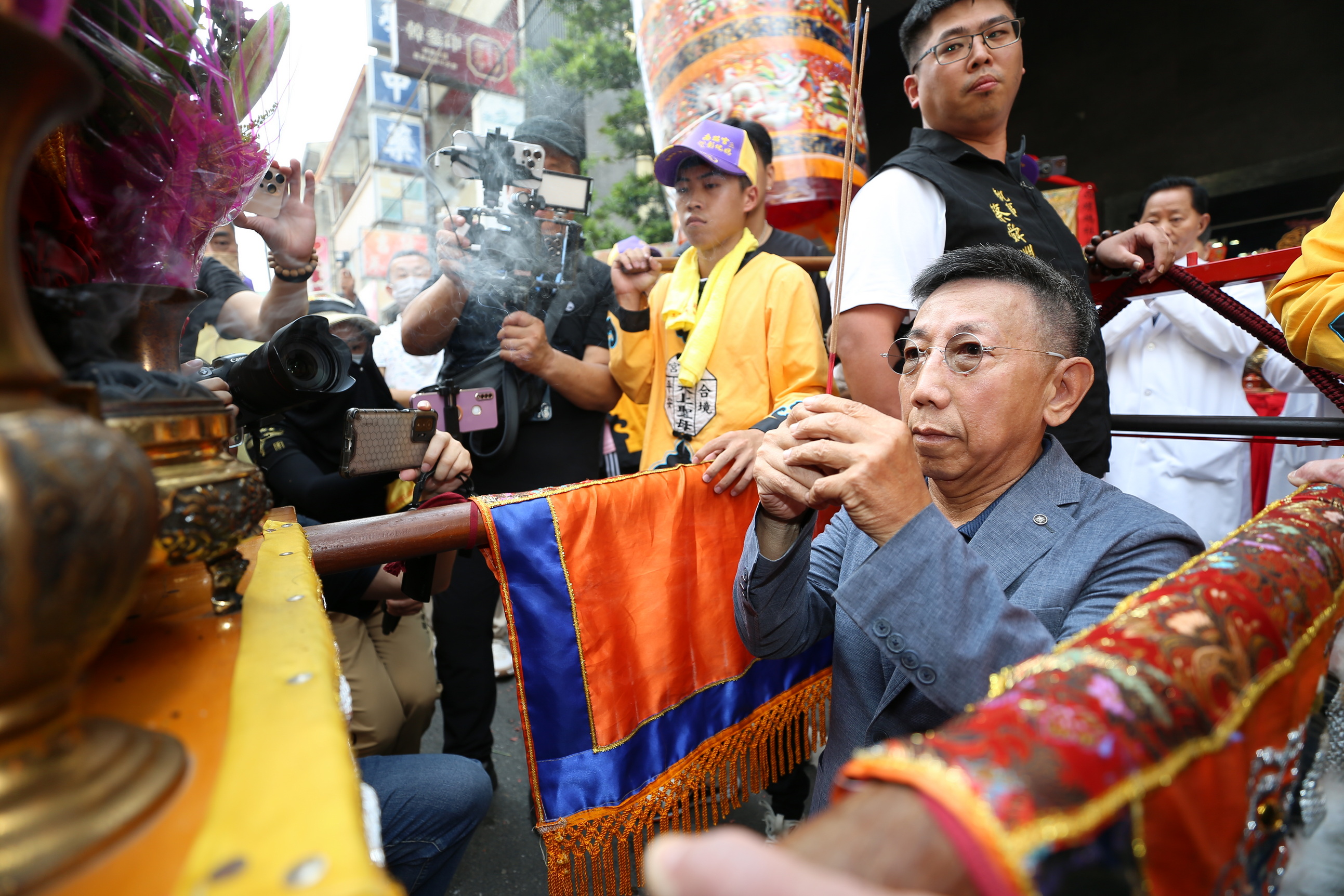 ▲2024彰化媽祖祈福文化節在員林市進行遶境活動，宏仁醫院在醫院門口設置紅壇由醫療媽接駕會香，讓醫護人員和病患，能夠就近祈求媽祖庇佑。（宏仁醫院提供）