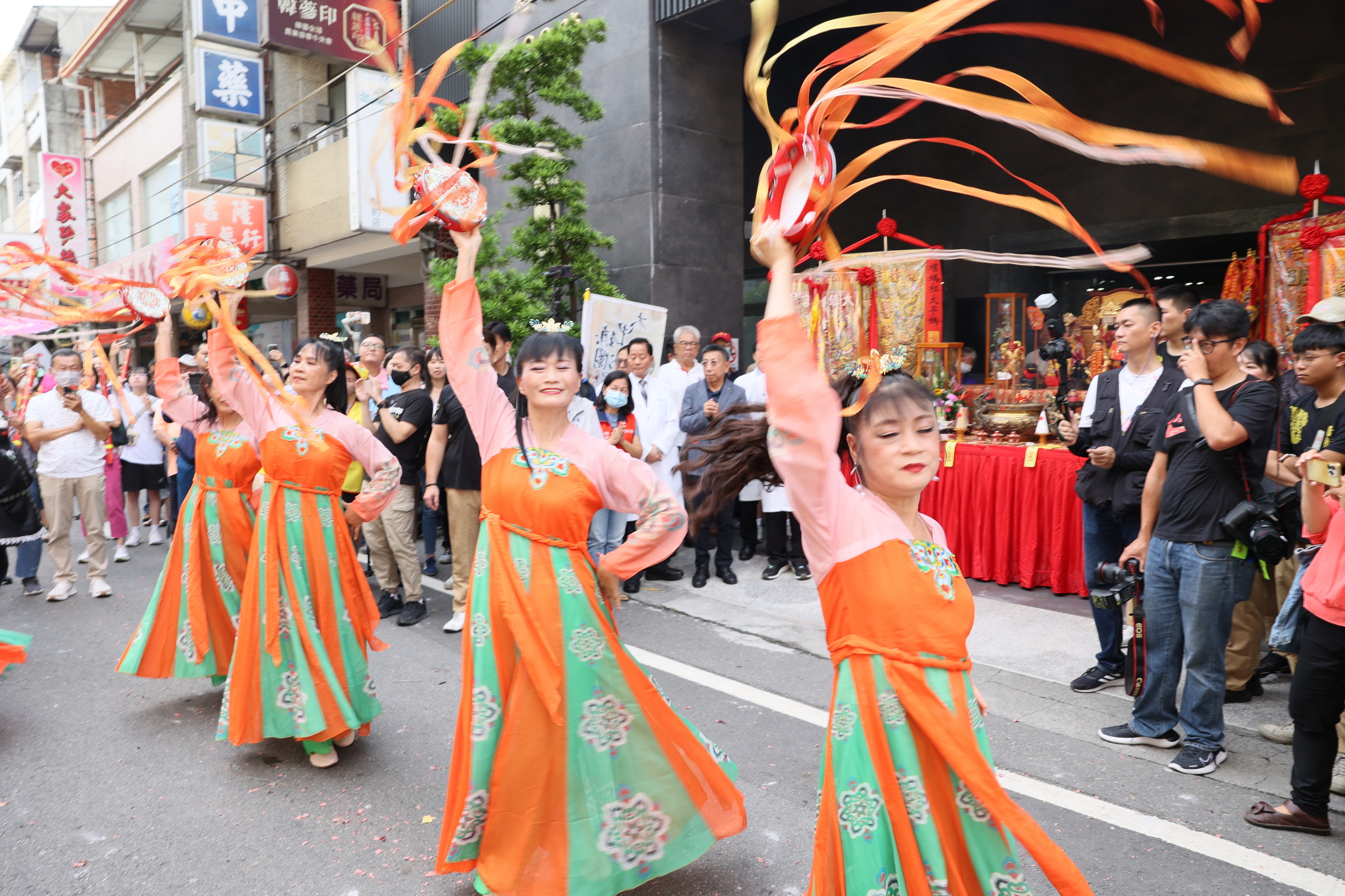 ▲2024彰化媽祖祈福文化節在員林市進行遶境活動，宏仁醫院在醫院門口設置紅壇由醫療媽接駕會香，讓醫護人員和病患，能夠就近祈求媽祖庇佑。（宏仁醫院提供）