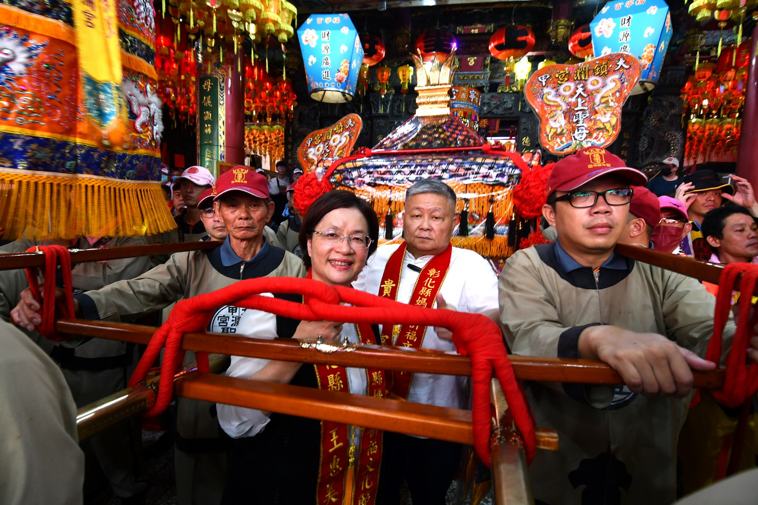▲2024彰化縣媽祖祈福文化節熱鬧展開,由爐主宮廟員林福寧宮帶領13間宮廟共同繞境員林市區,共15尊媽祖神轎出巡,祈求國泰民安。(記者張溎壕攝)
