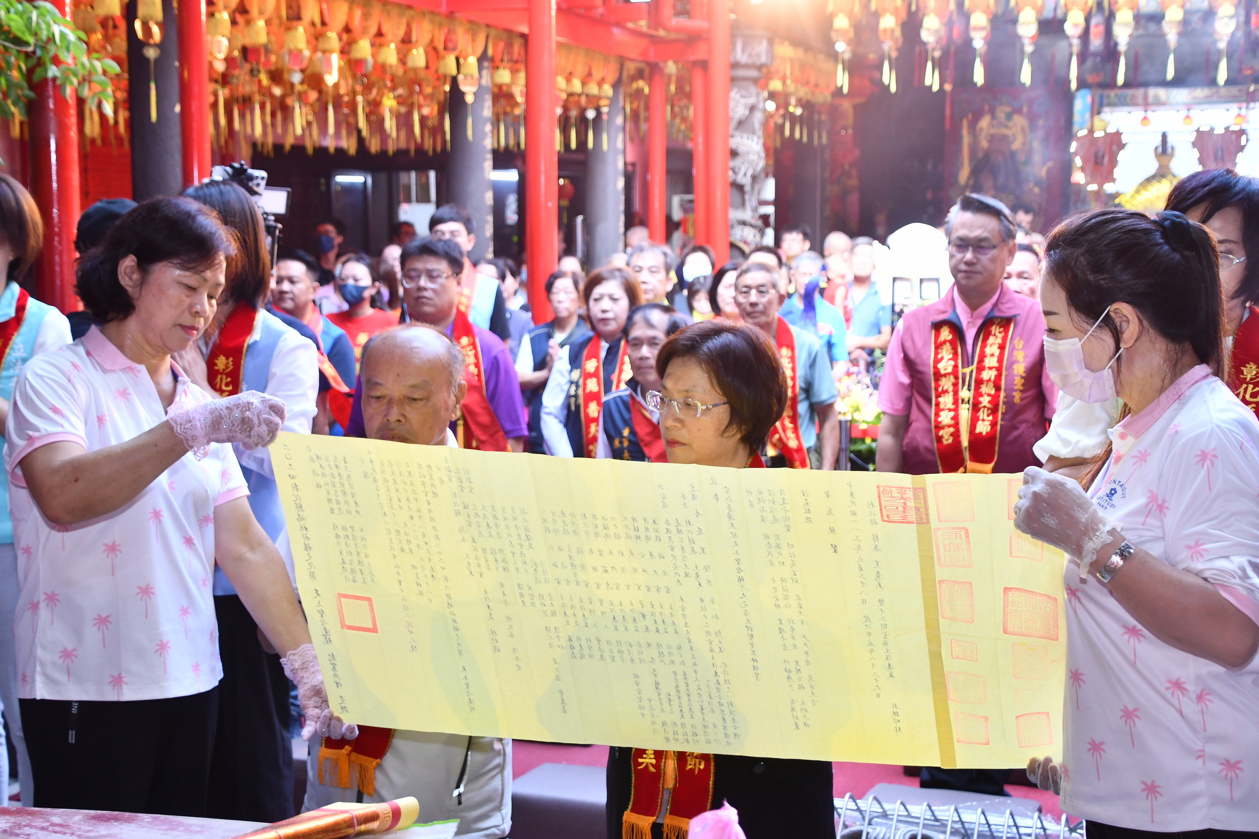 ▲2024彰化縣媽祖祈福文化節熱鬧展開，由爐主宮廟員林福寧宮帶領13間宮廟共同繞境員林市區，共15尊媽祖神轎出巡，祈求國泰民安。（記者張溎壕攝）