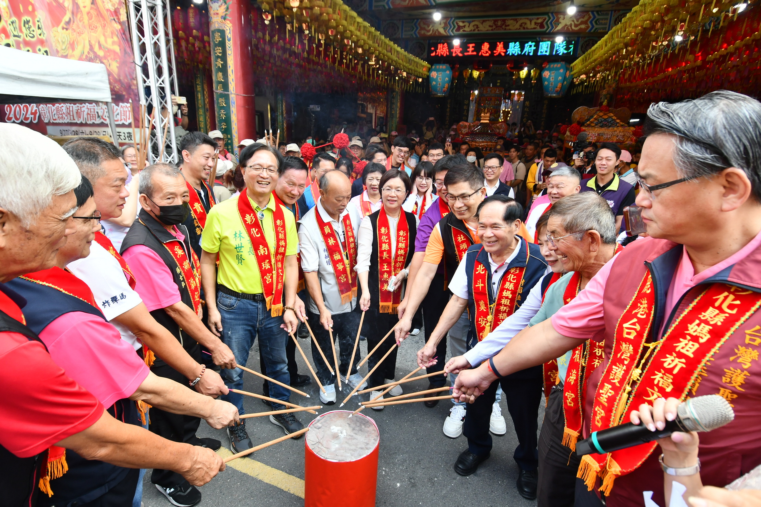 ▲2024彰化縣媽祖祈福文化節熱鬧展開，由爐主宮廟員林福寧宮帶領13間宮廟共同繞境員林市區，共15尊媽祖神轎出巡，祈求國泰民安。（記者張溎壕攝）
