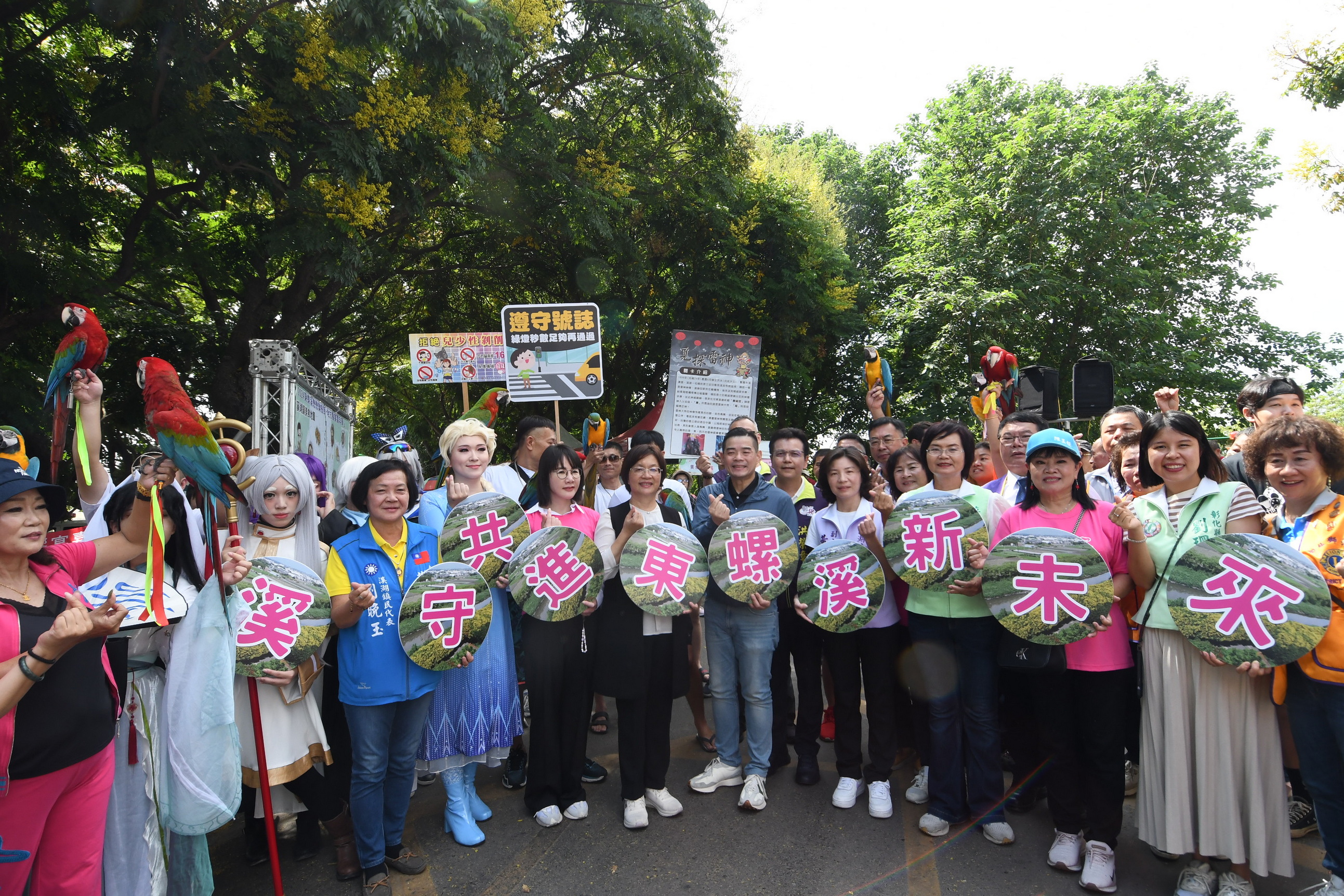 ▲一年一度的戀戀欒樹節登場,東螺溪畔近1.5公里的欒樹隧道,正值花開期,花開近6成,金黃色花瓣隨風飄落溪畔小徑,景致美不勝收。(記者張溎壕攝)