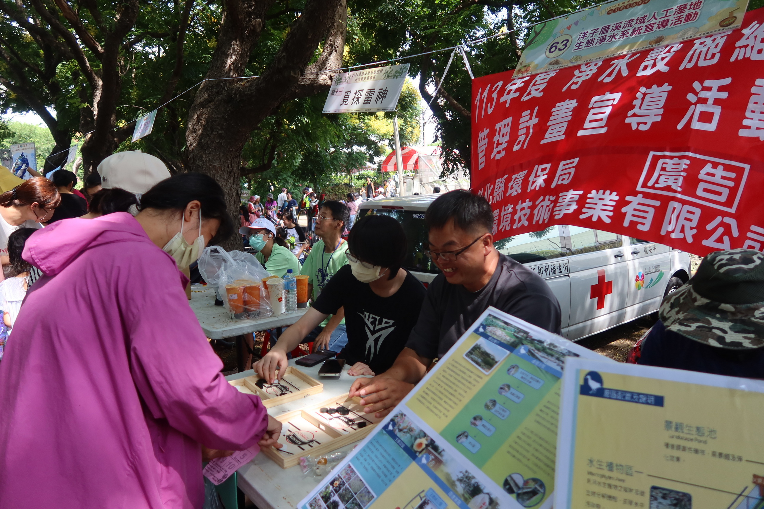 ▲一年一度的戀戀欒樹節登場，東螺溪畔近1.5公里的欒樹隧道，正值花開期，花開近6成，金黃色花瓣隨風飄落溪畔小徑，景致美不勝收。（記者張溎壕攝）