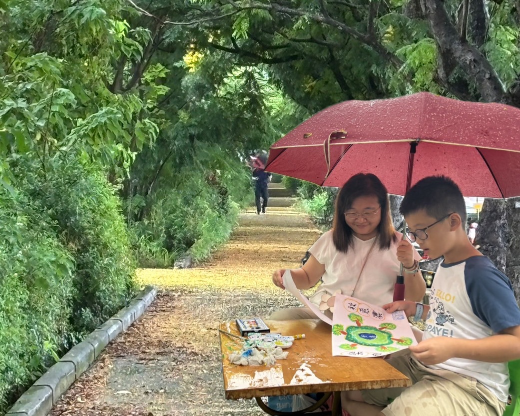 ▲一年一度的戀戀欒樹節登場，東螺溪畔近1.5公里的欒樹隧道，正值花開期，花開近6成，金黃色花瓣隨風飄落溪畔小徑，景致美不勝收。（記者張溎壕攝）