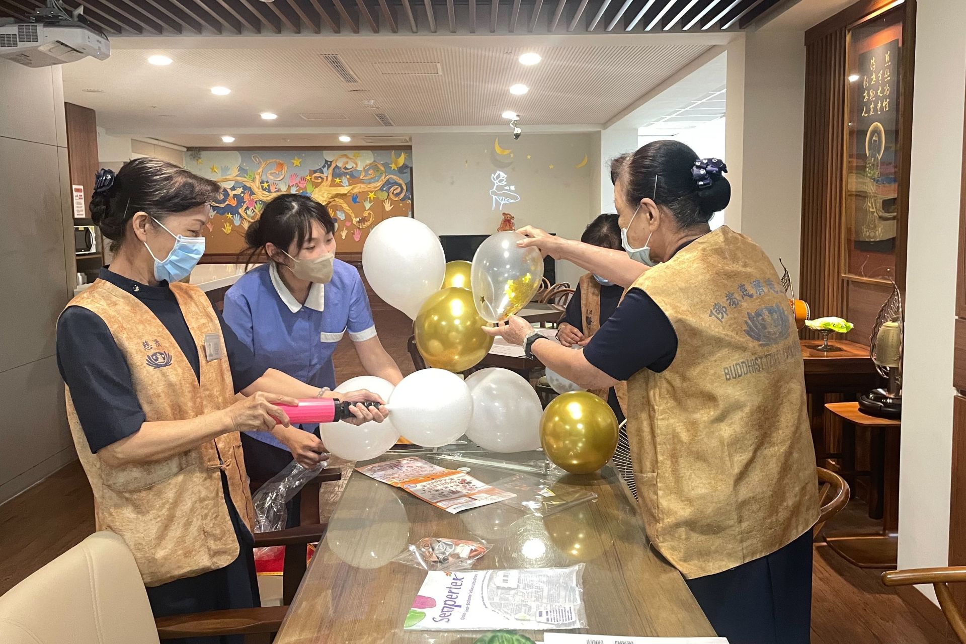 心蓮旅行社的醫療團隊與志工使命必達完成這場攝影展。