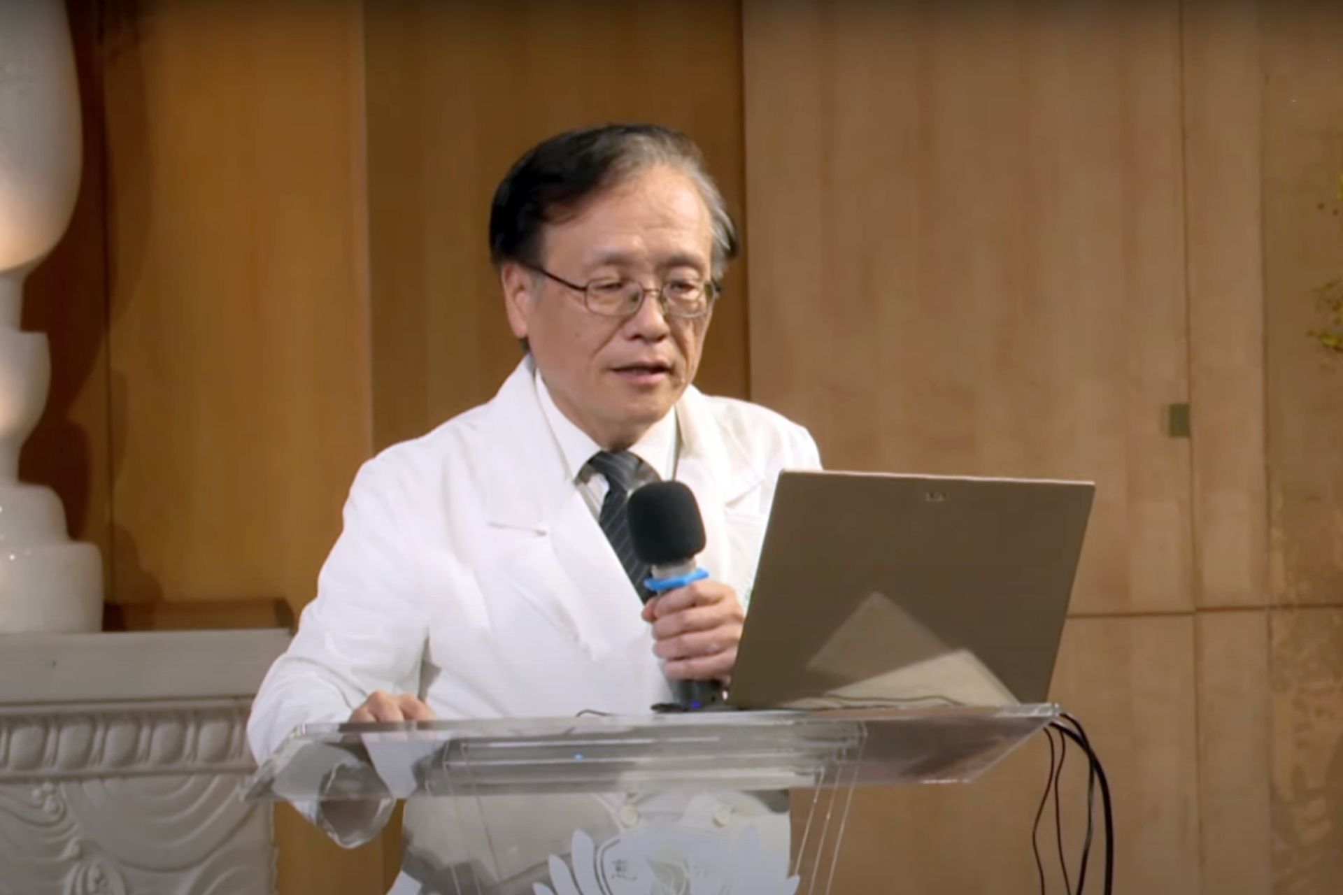 的臺中慈濟醫院簡守信院長以醫療臨床的症例說明,現代人的文明病偏多,三十歲痛風、四十歲高血壓、五十歲罹患糖尿病、六十歲耳背、七十歲心率不整等等,生命很無常,所以每個人都要好好深思自己人生的方向,做該做、想做的事。
