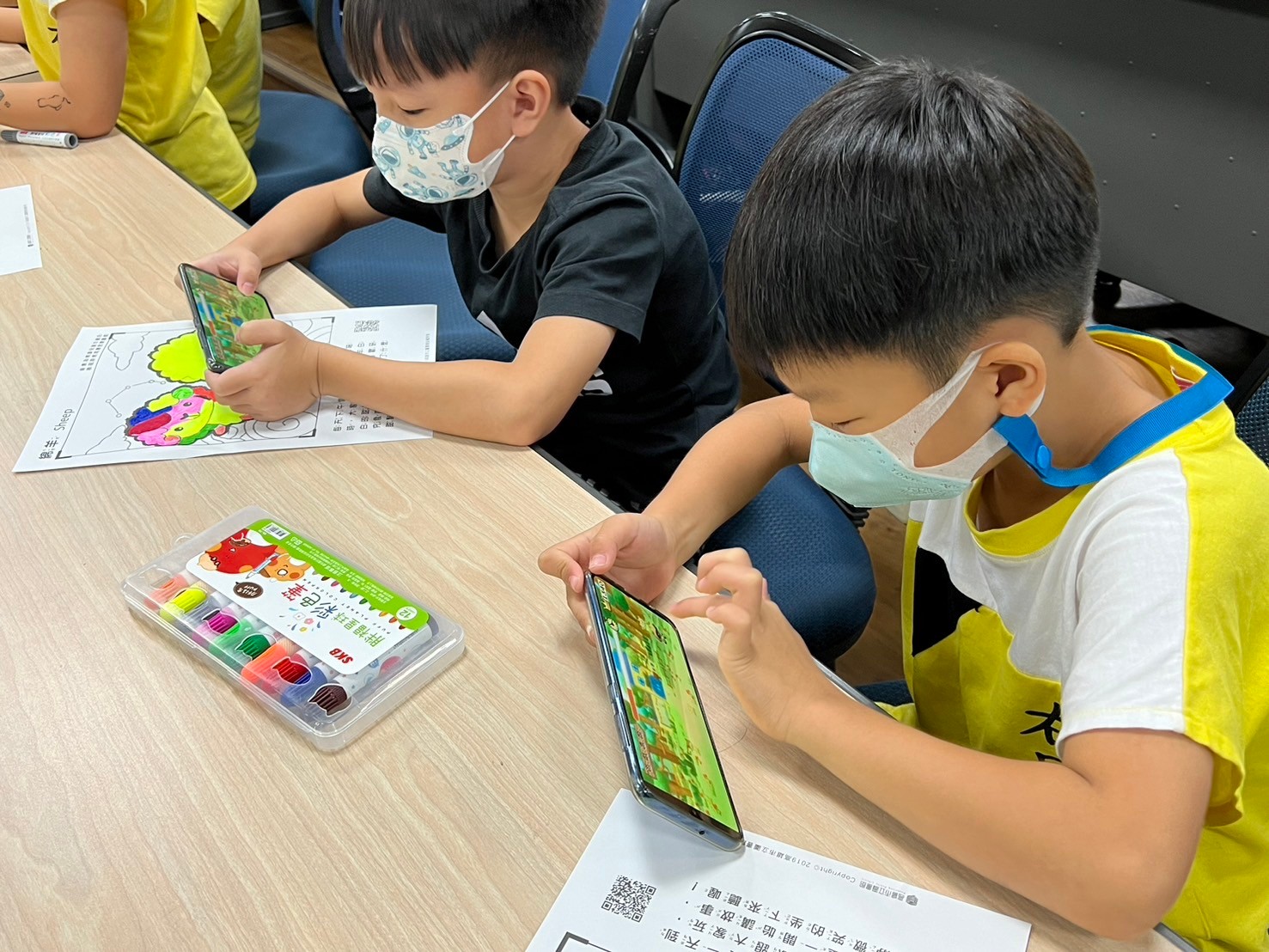 操控螢幕上的角色完成建造森林圖書館的任務