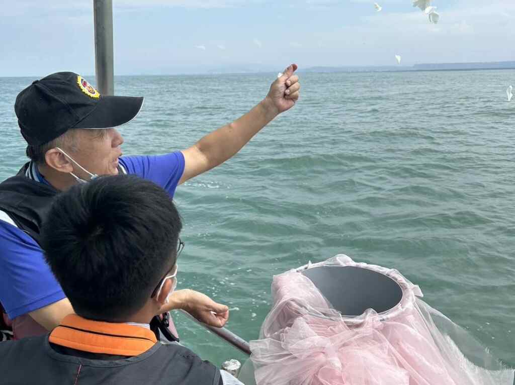 ▲彰化榮譽國民之家日前參與113年度中彰投苗雲跨縣市聯合海葬,於梧棲漁港離港出海,讓單身亡故榮民李訪其先生骨灰長眠大海,圓滿遺願。(彰化榮家提供)