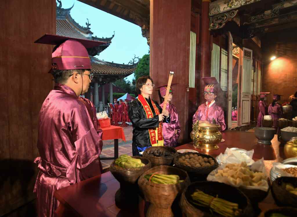 ▲彰化縣各界紀念大成至聖先師孔子2574週年誕辰,9月28日教師節於彰化孔廟隆重舉行釋奠典禮,彰化縣長王惠美與千名民眾與會祭孔。(記者林明佑翻攝)