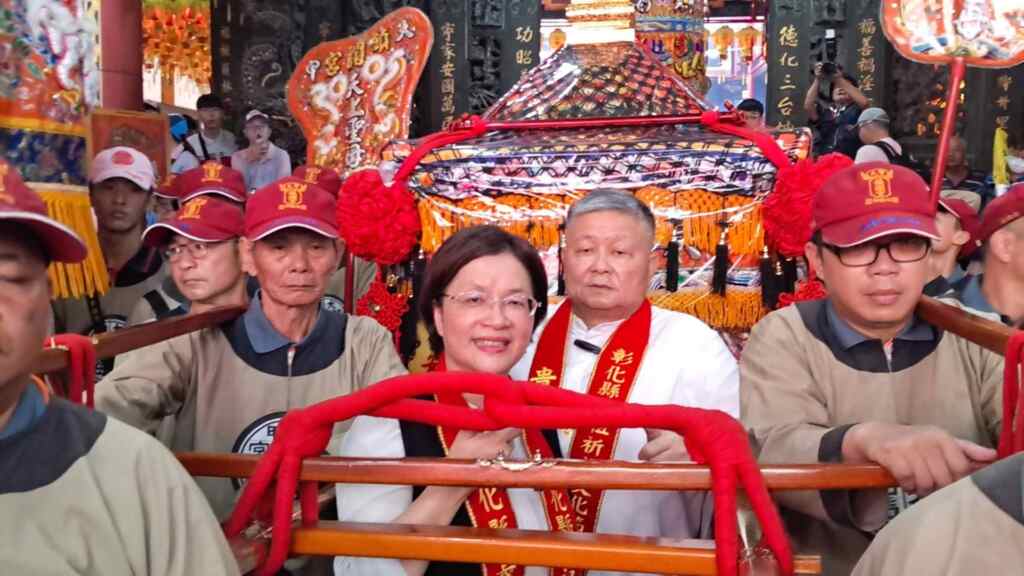 ▲2024彰化縣媽祖祈福文化節,媽祖起駕聯合繞境員林市賜福,彰化縣長王惠美、大甲鎮瀾宮董事長顏清標一同扶轎。(記者林明佑攝)